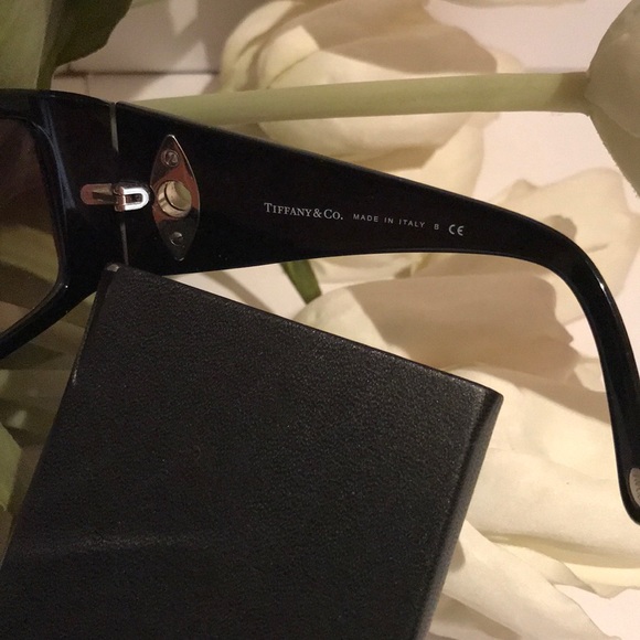 🥳SOLD🥳 TIFFANY & CO. | Black Sunglasses - Picture 5 of 8